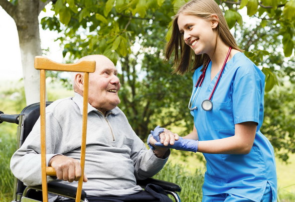 4 Health Careers for Those Who Love Serving the Elderly